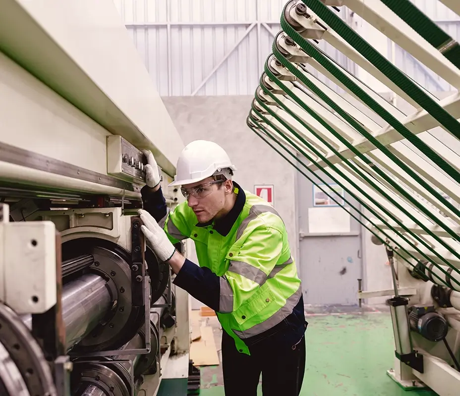 Technicien de maintenance intervenant sur une machine de production