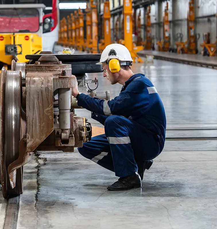 Technicien réparant un équipement dans un atelier de maintenance