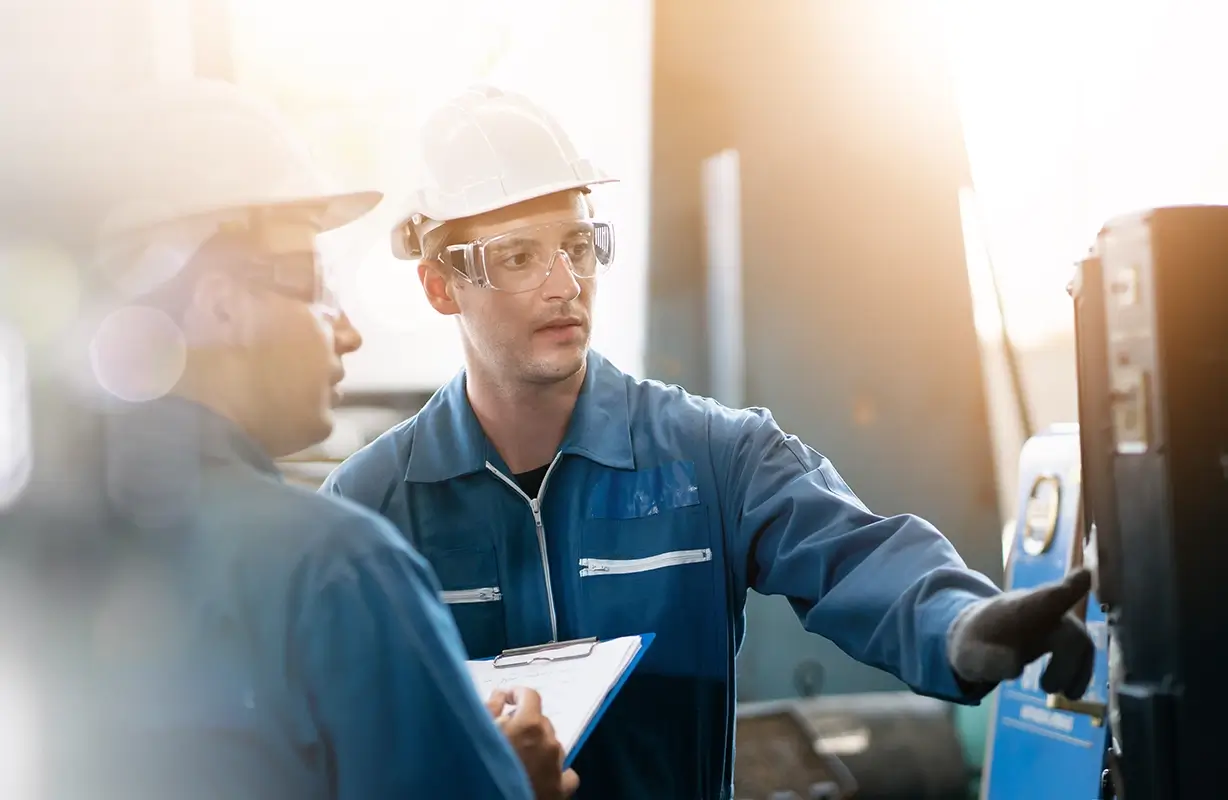 Technicien en intervention sur un équipement industriel
