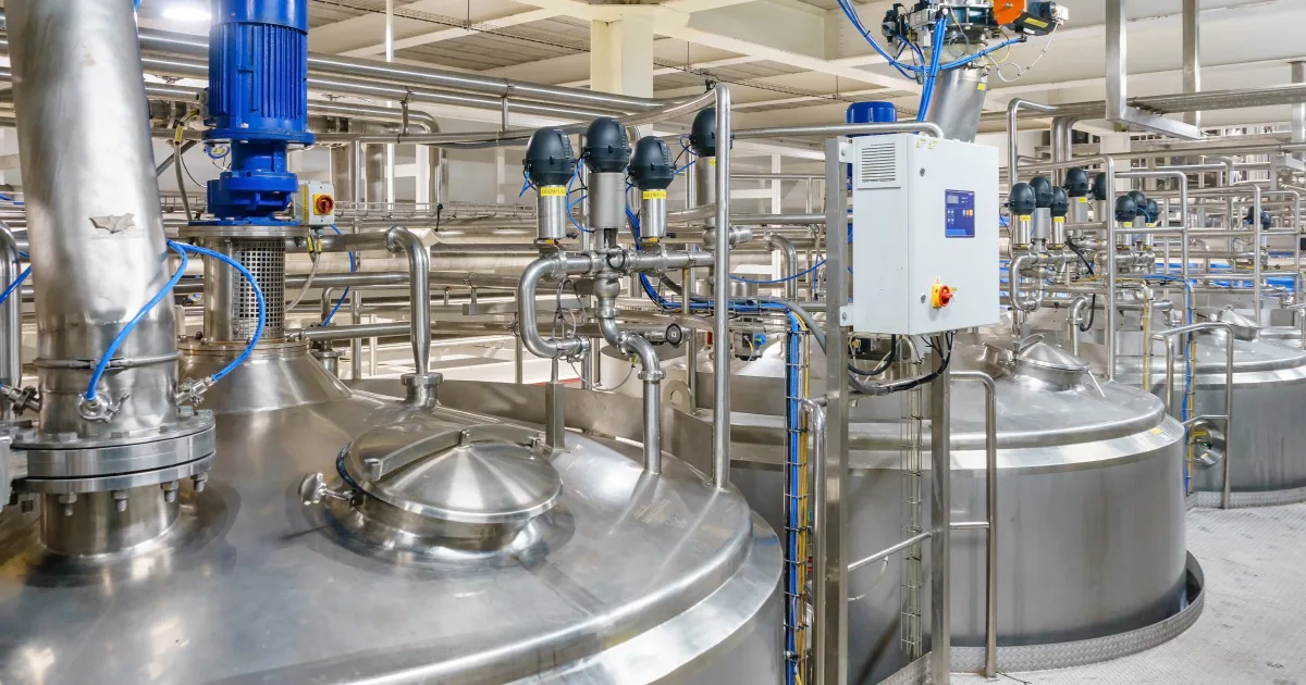 Atelier de production pharmaceutique : cuves et réseaux de tuyauteries