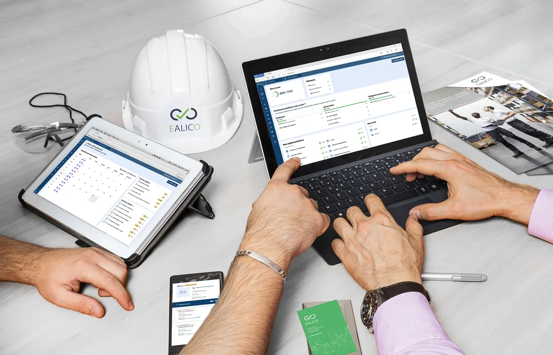 Paramétrage du compte Ealico sur un ordinateur portable, casque de chantier posé à côté