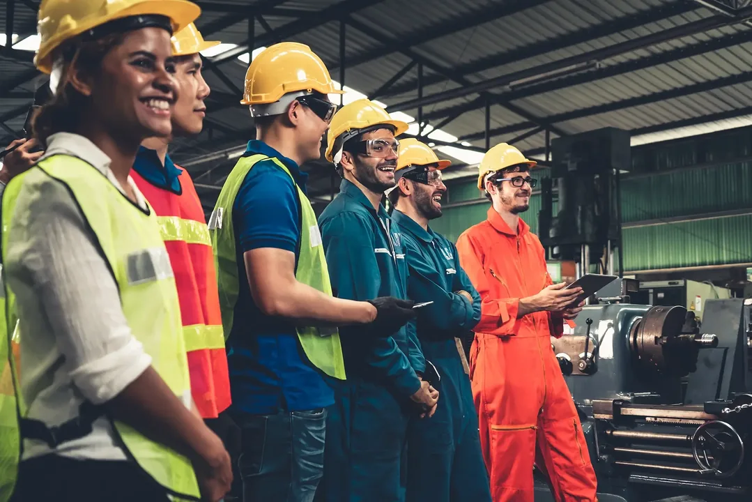Équipe d'opérateurs industriels en tenue de sécurité sur un site de production