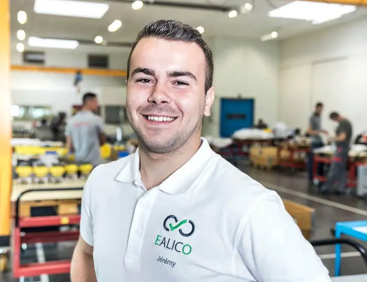 Membre de l'équipe support Ealico en atelier