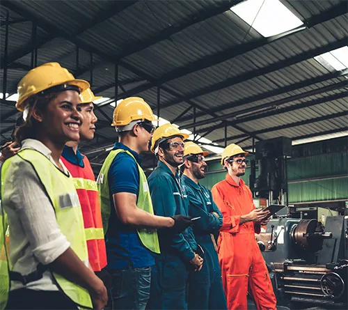 Équipe d'opérateurs industriels réunie dans un atelier