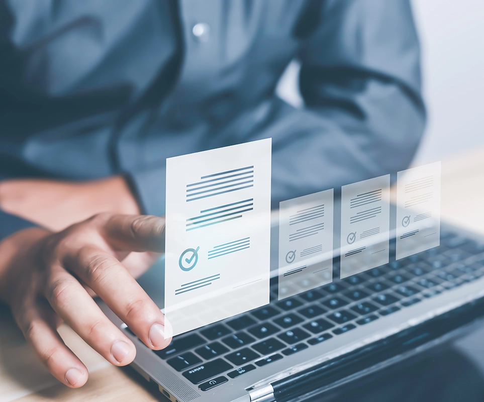 Juriste consultant sur un ordinateur portable des fiches réglementaires validées