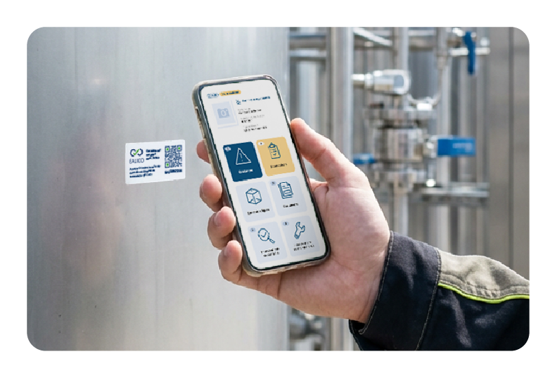 Main tenant un smartphone devant une étiquette QR code EALICO collée sur une cuve, avec la fiche de l'équipement affichée à l'écran