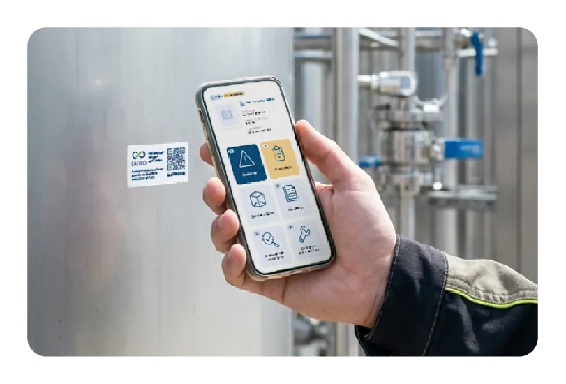 Opérateur scannant le QR code d'une cuve industrielle avec son téléphone