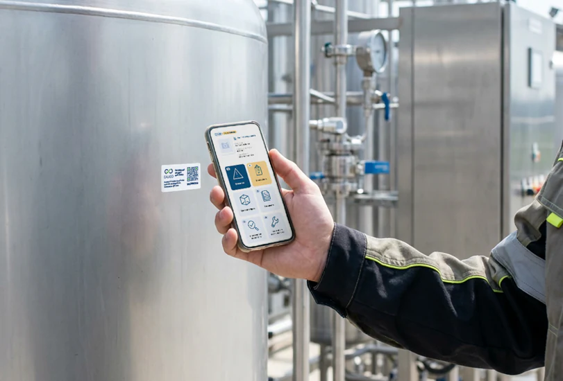 Technicien scannant l'étiquette QR code d'un équipement sur site