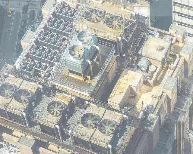 Groupes de climatisation en toiture d'un bâtiment industriel