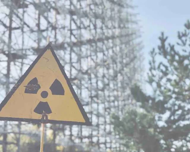 Panneau de signalisation de risque radioactif devant une installation