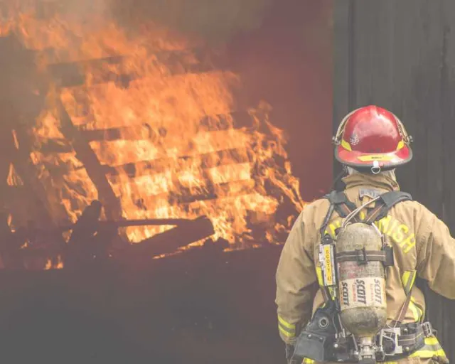 Pompier faisant face à un incendie industriel