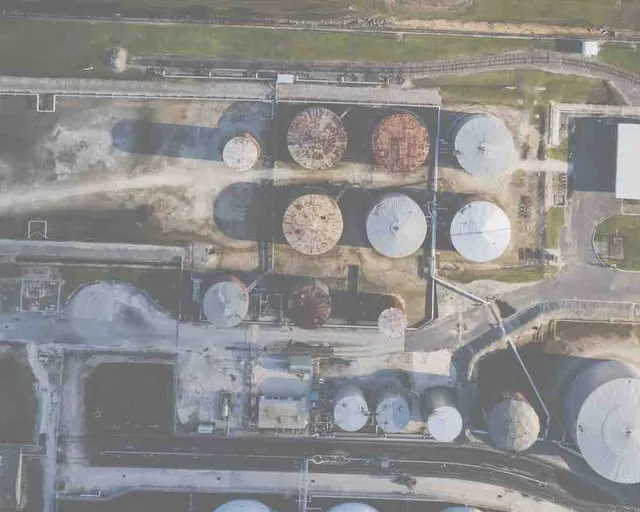 Vue aérienne d'un parc de réservoirs de stockage de liquides