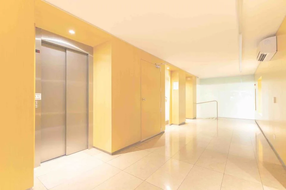 Portes palières d'ascenseur dans le couloir d'un bâtiment