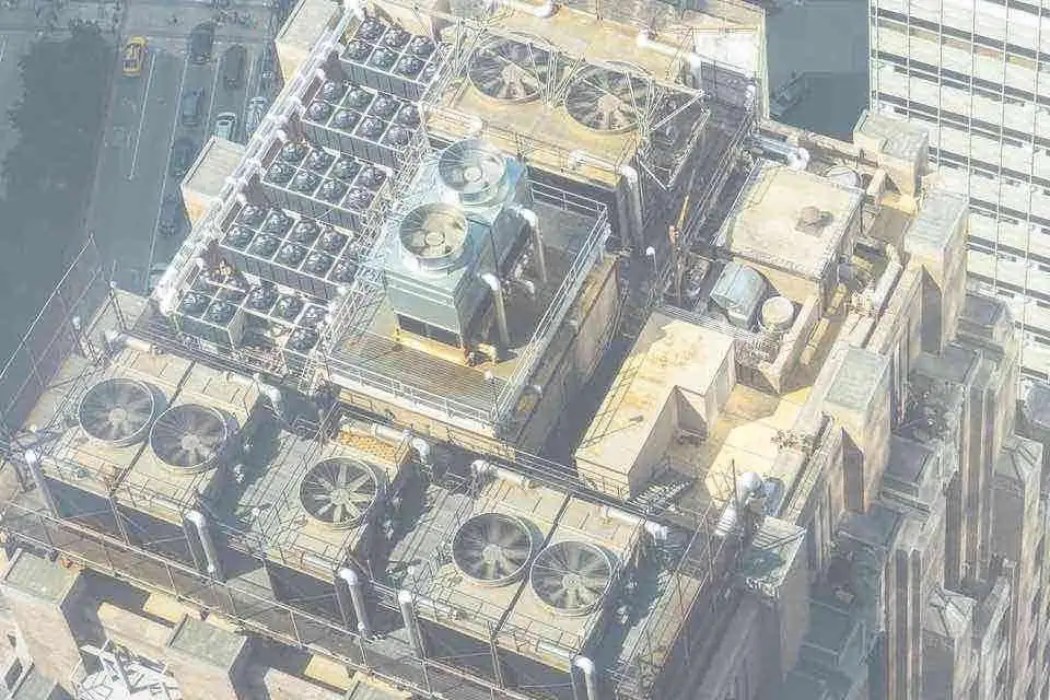 Vue aérienne des groupes de climatisation installés en toiture d'un bâtiment