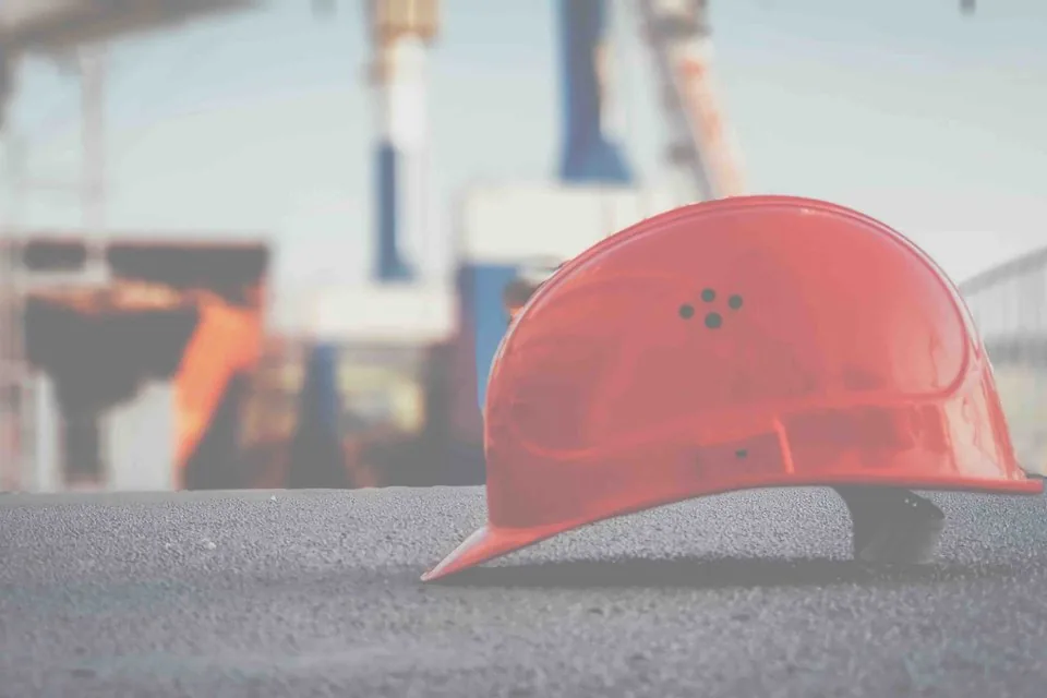 Casque de protection posé au sol sur un chantier