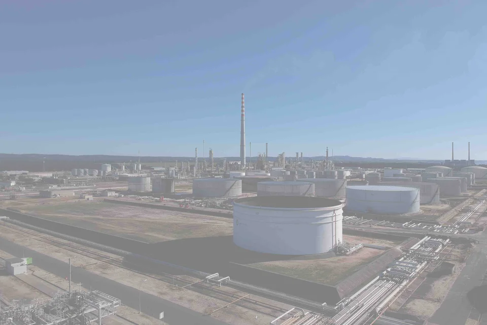 Bacs de stockage de liquide sur cuvette de rétention, site pétrochimique