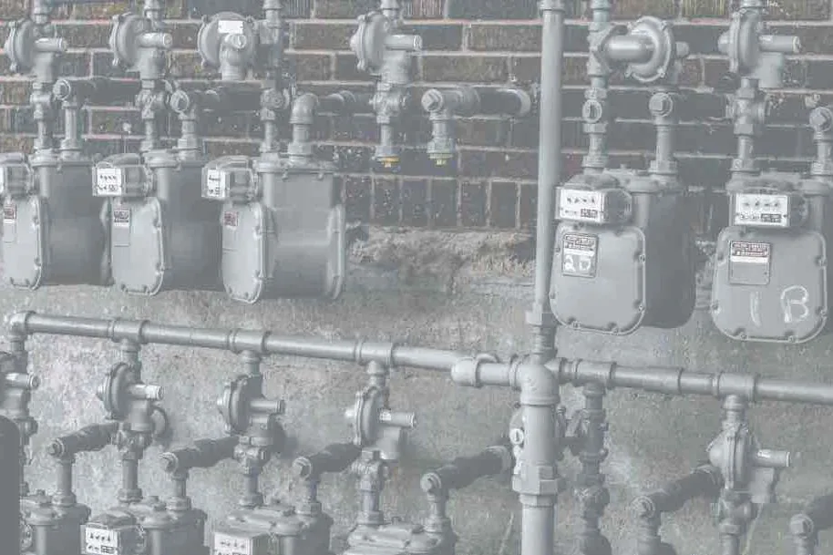 Compteurs et robinets d'arrêt alignés sur un réseau de distribution de gaz