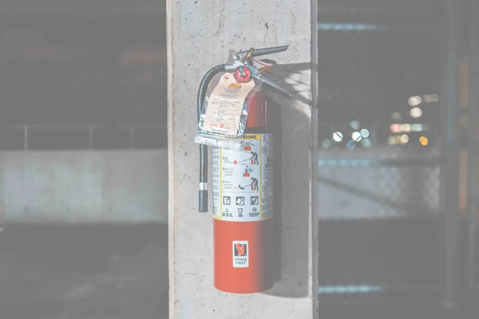 Extincteur portatif fixé sur un poteau dans un bâtiment