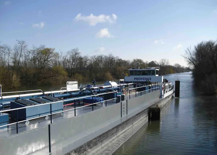 Péniche-citerne amarrée à quai