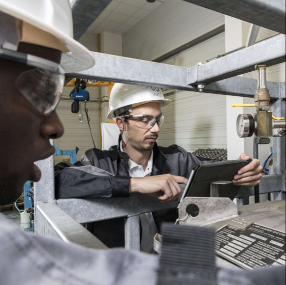 Équipe de prestation Ealico travaillant sur un récipient sous pression